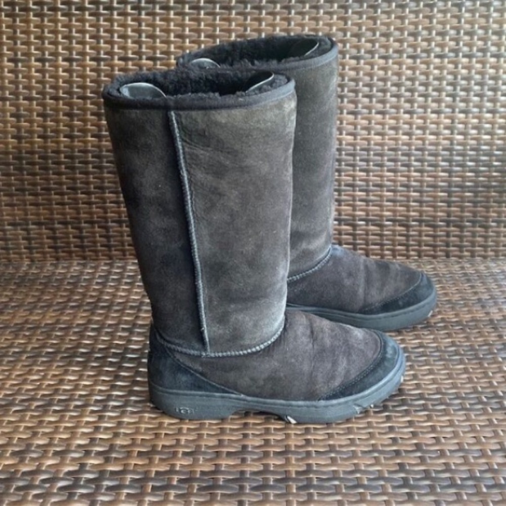 UGGs Ultimate Braid Tasman boots womens size 9